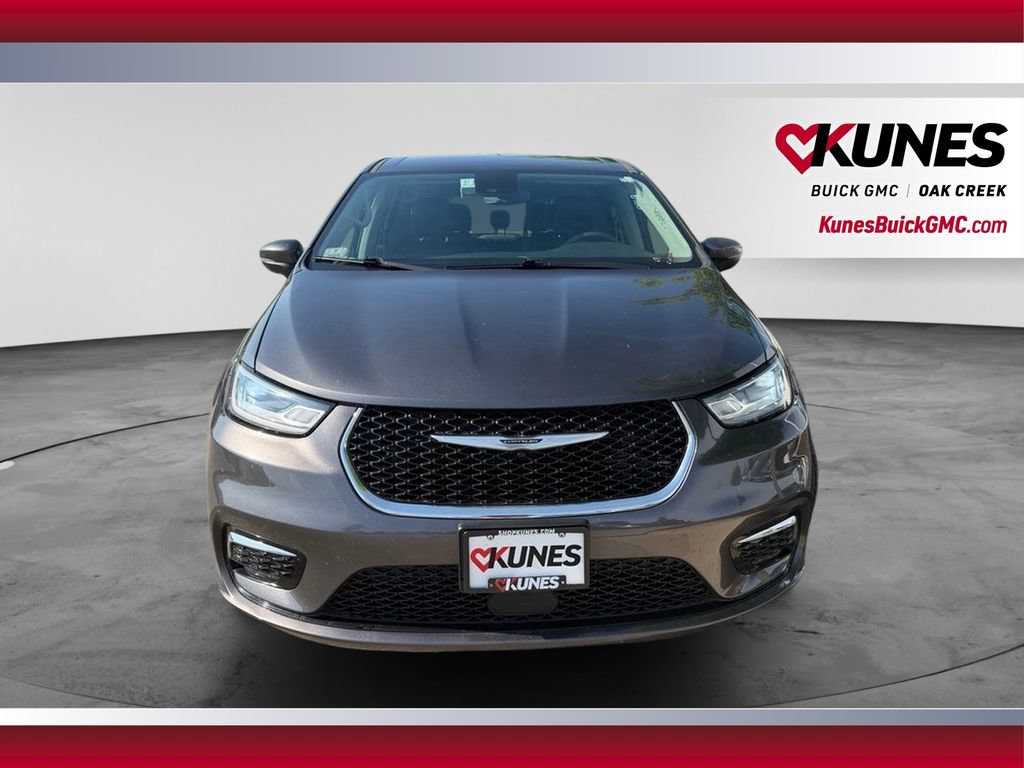 Used 2023 Chrysler Pacifica Touring-L FWD image 3