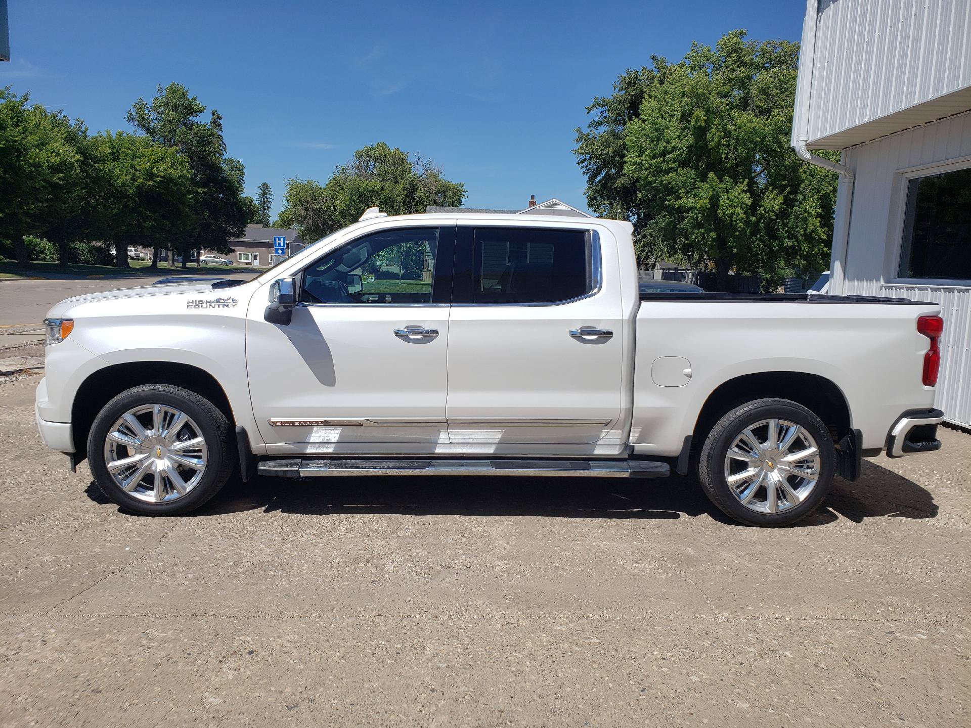 Used 2022 Chevrolet Silverado 1500 High Country w/ High Country Premium Package AWD/4WD image 2