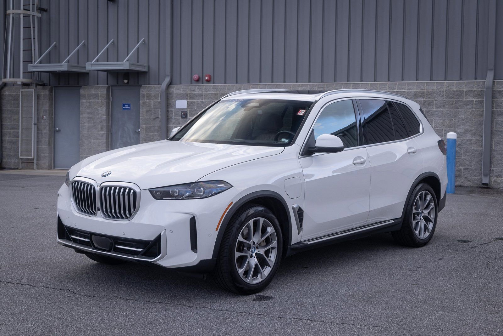 Used 2025 BMW X5 xDrive50e image 3