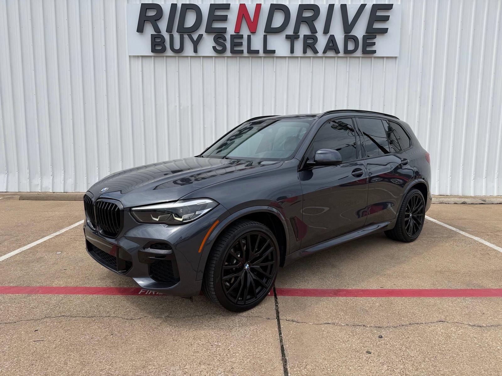 Used 2022 BMW X5 xDrive40i w/ M Sport Package AWD/4WD image 1