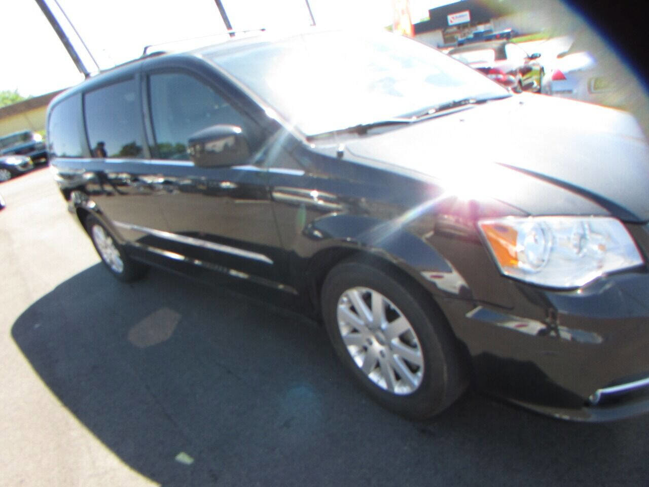 Used 2015 Chrysler Town & Country Touring image 44