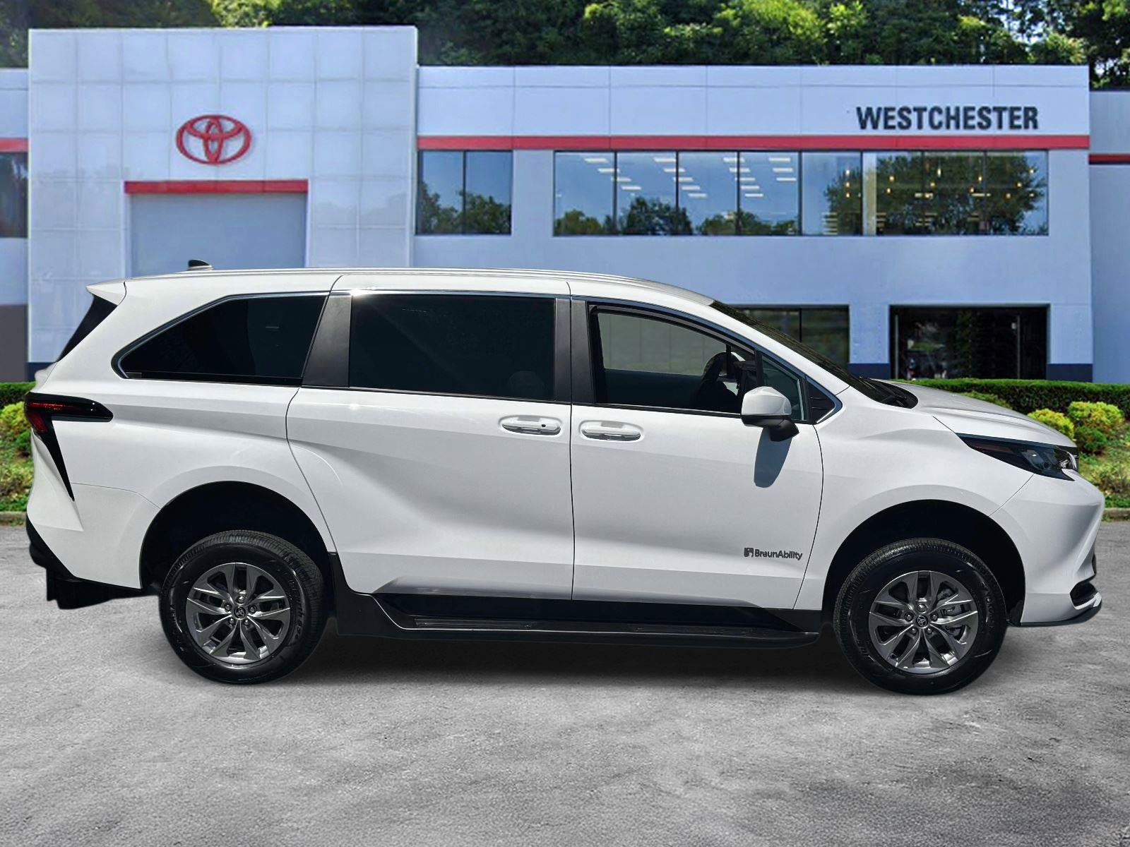 Used 2025 Toyota Sienna LE FWD image 7