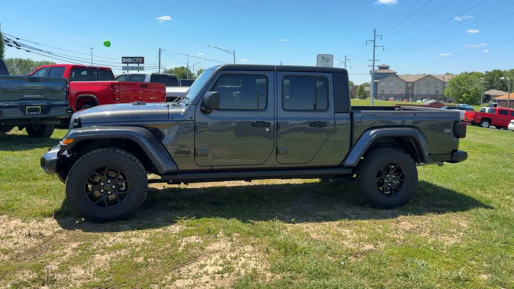 Used 2024 Jeep Gladiator Sport AWD/4WD image 3