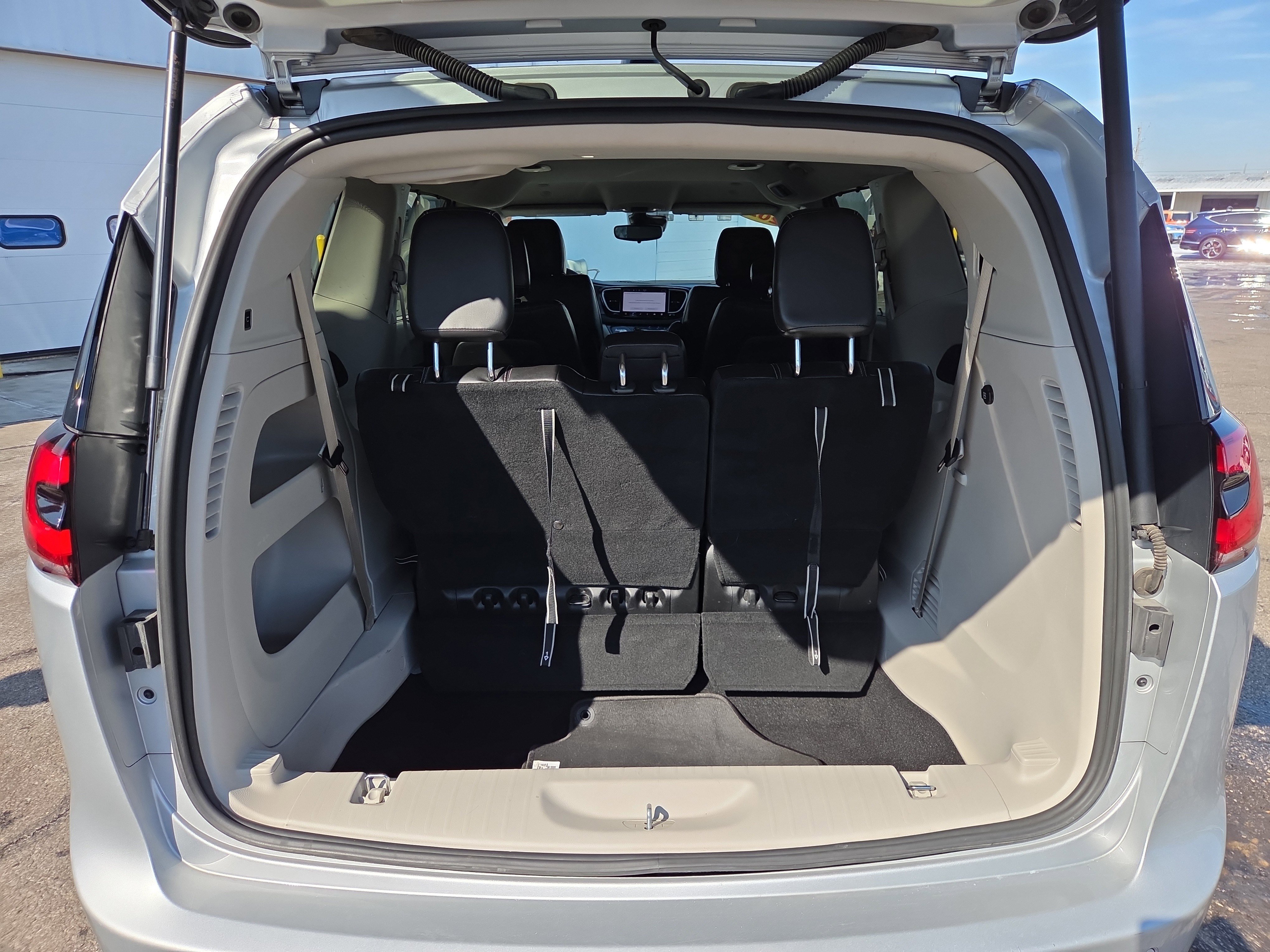 Used 2024 Chrysler Pacifica Touring-L image 10