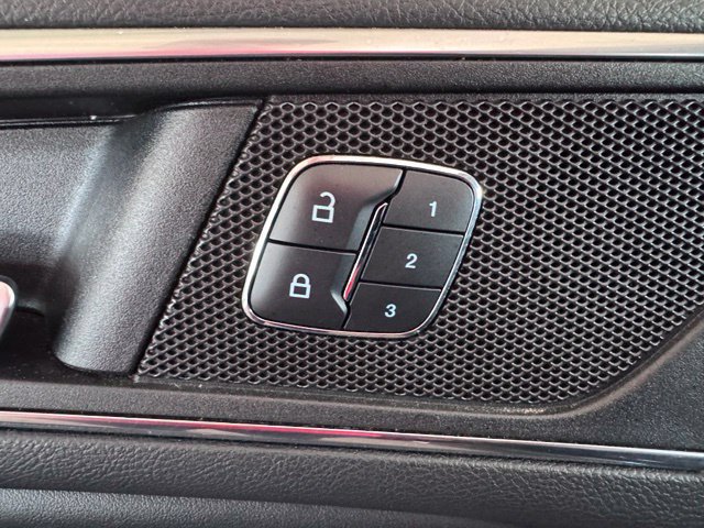 Used 2016 Ford Edge Titanium FWD image 11