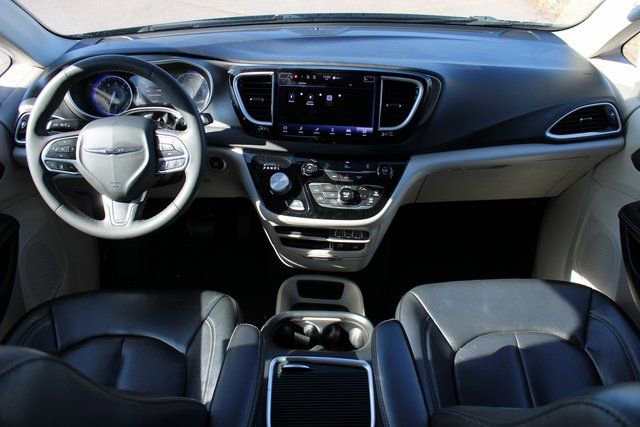 Used 2022 Chrysler Pacifica Touring-L image 13
