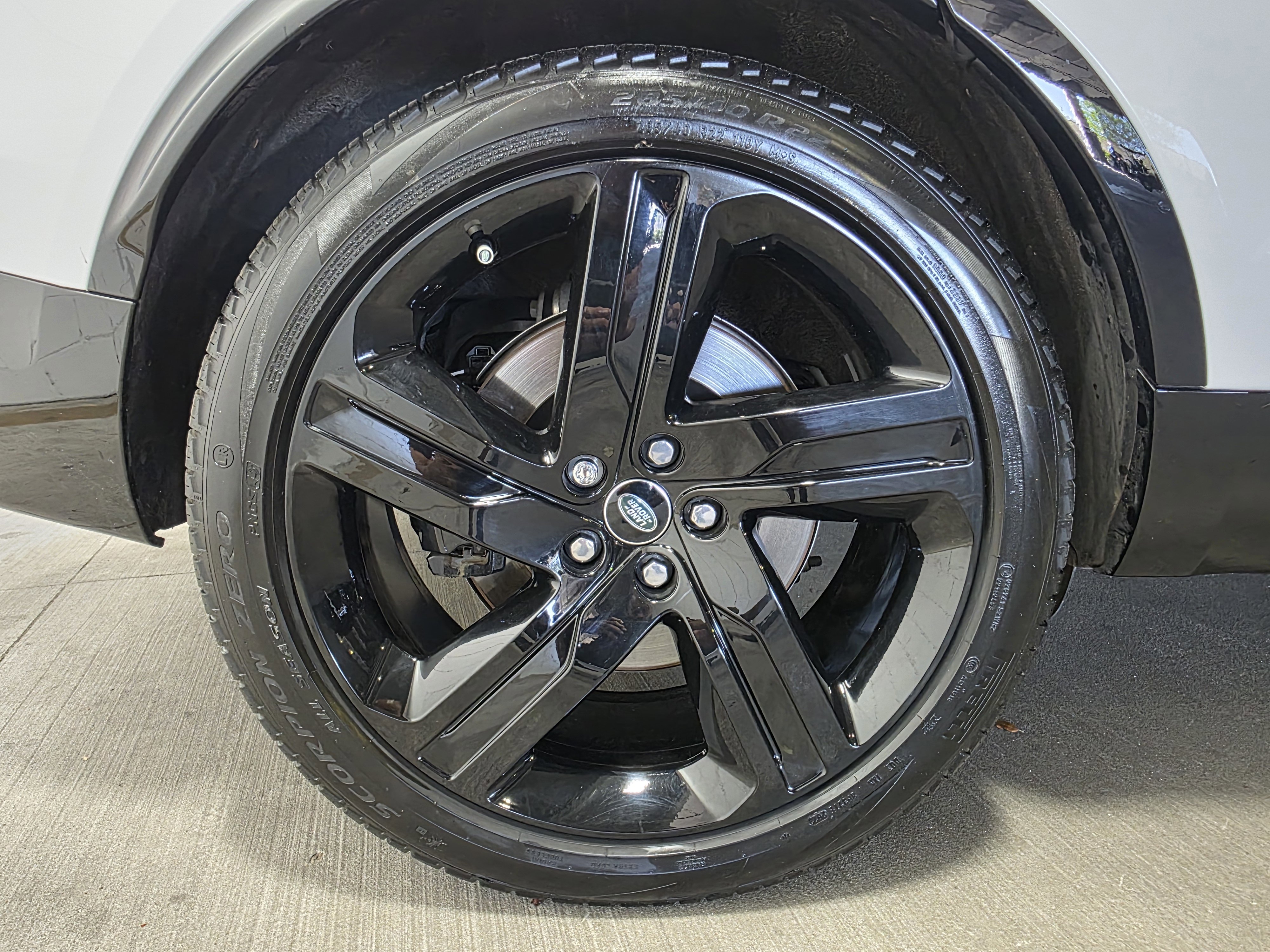 Used 2024 Land Rover Discovery Metropolitan Edition image 11