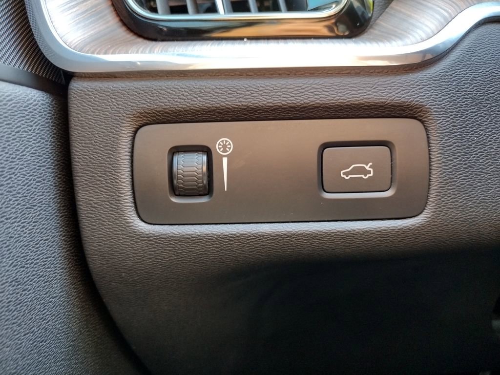 Used 2022 Volvo XC60 B5 Momentum image 25