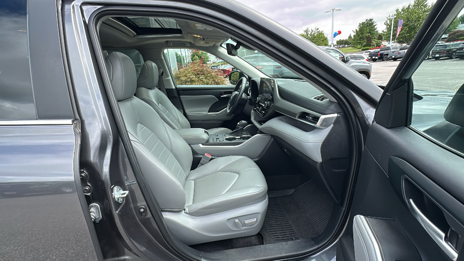 Used 2023 Toyota Highlander XLE FWD image 25