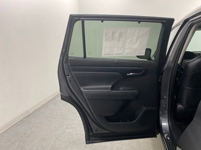 Used 2022 Toyota Highlander XLE image 28