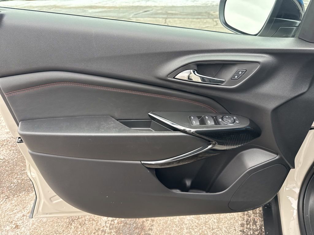 Used 2026 Chevrolet Trax RS w/ Sunroof Package image 18