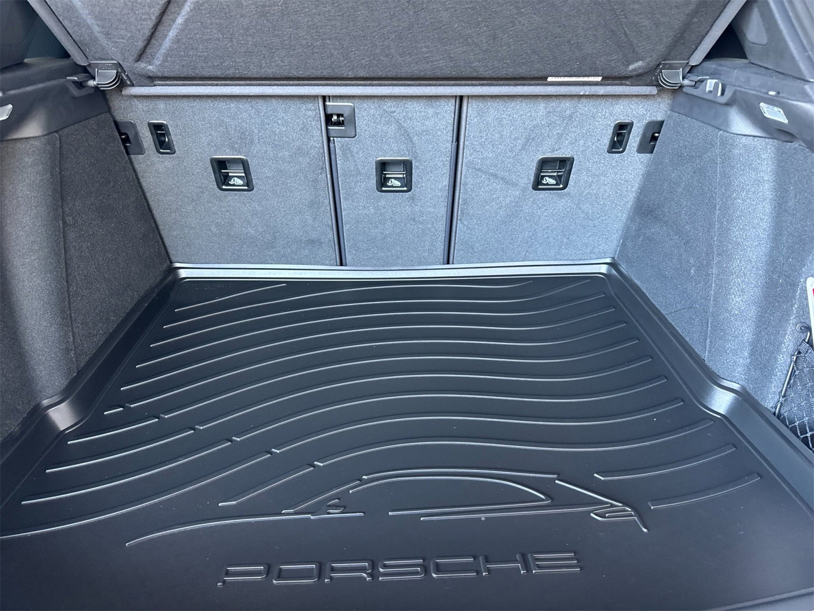 Used 2025 Porsche Macan image 17