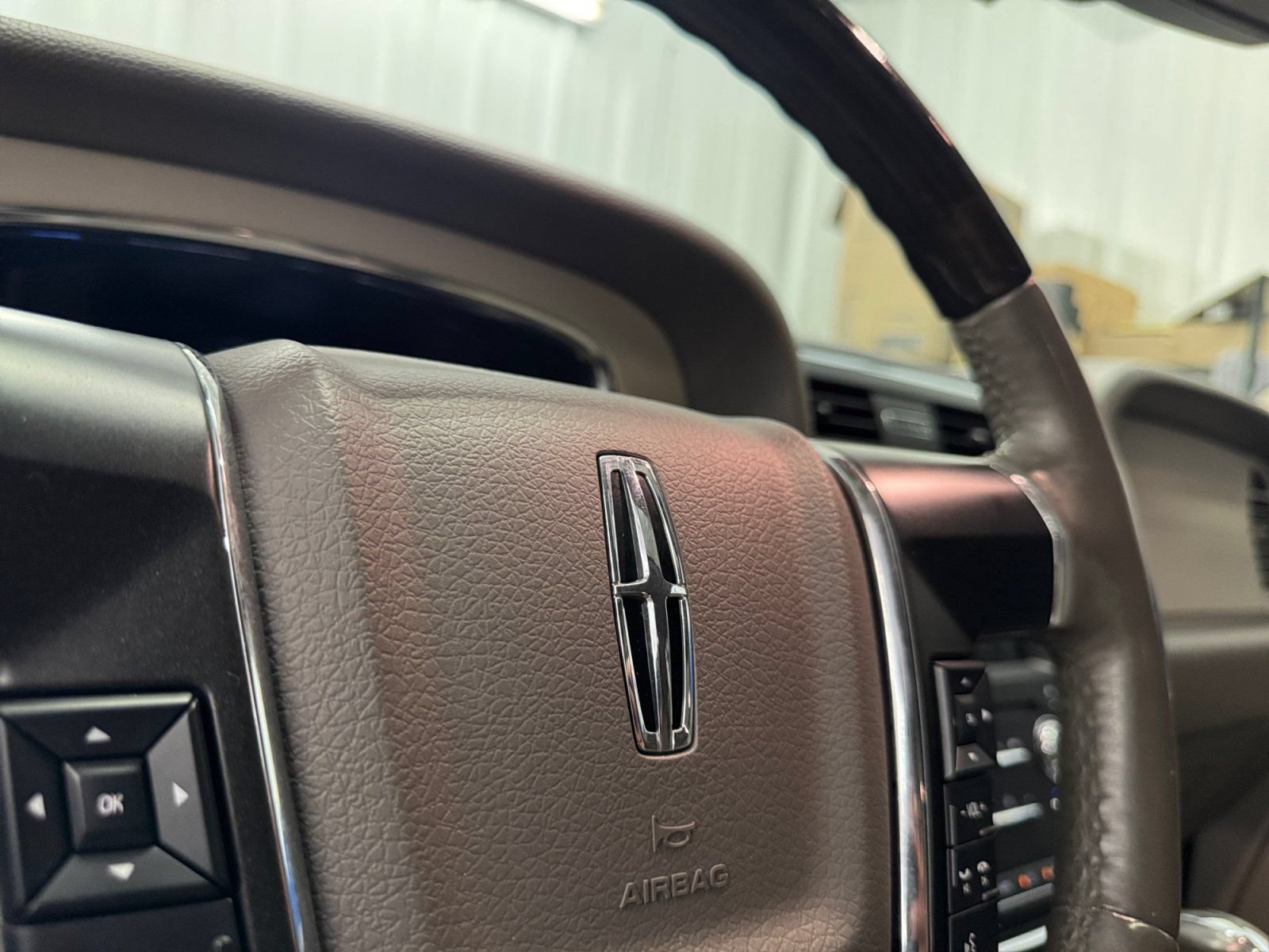 Used 2016 Lincoln Navigator Select RWD image 32