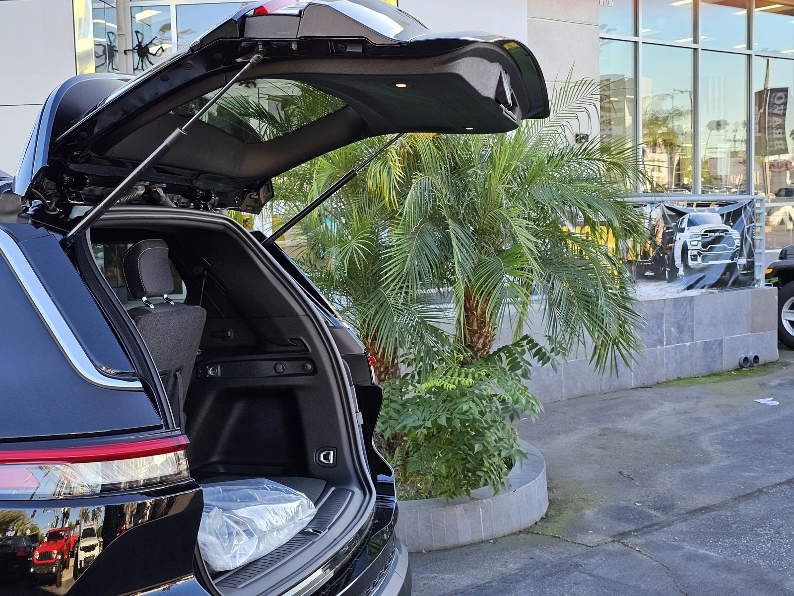 New 2025 Jeep Grand Cherokee L Laredo image 8