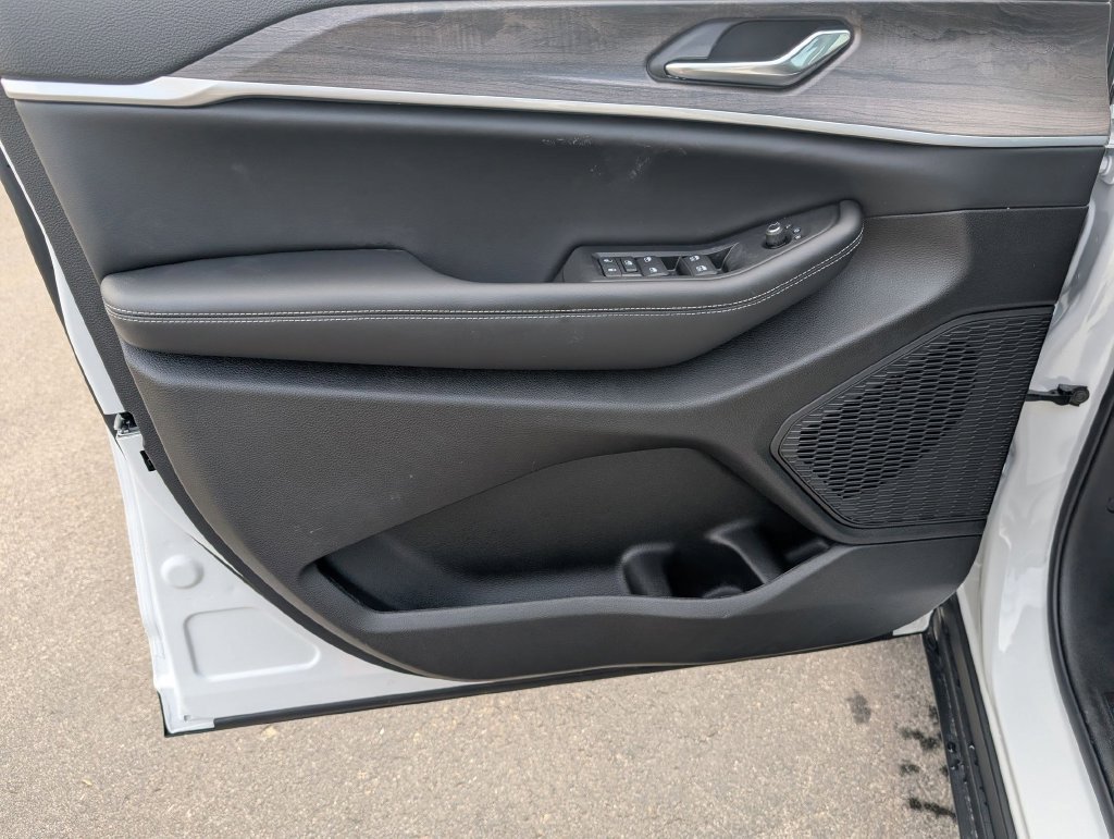 New 2026 Jeep Grand Cherokee Altitude AWD/4WD image 9