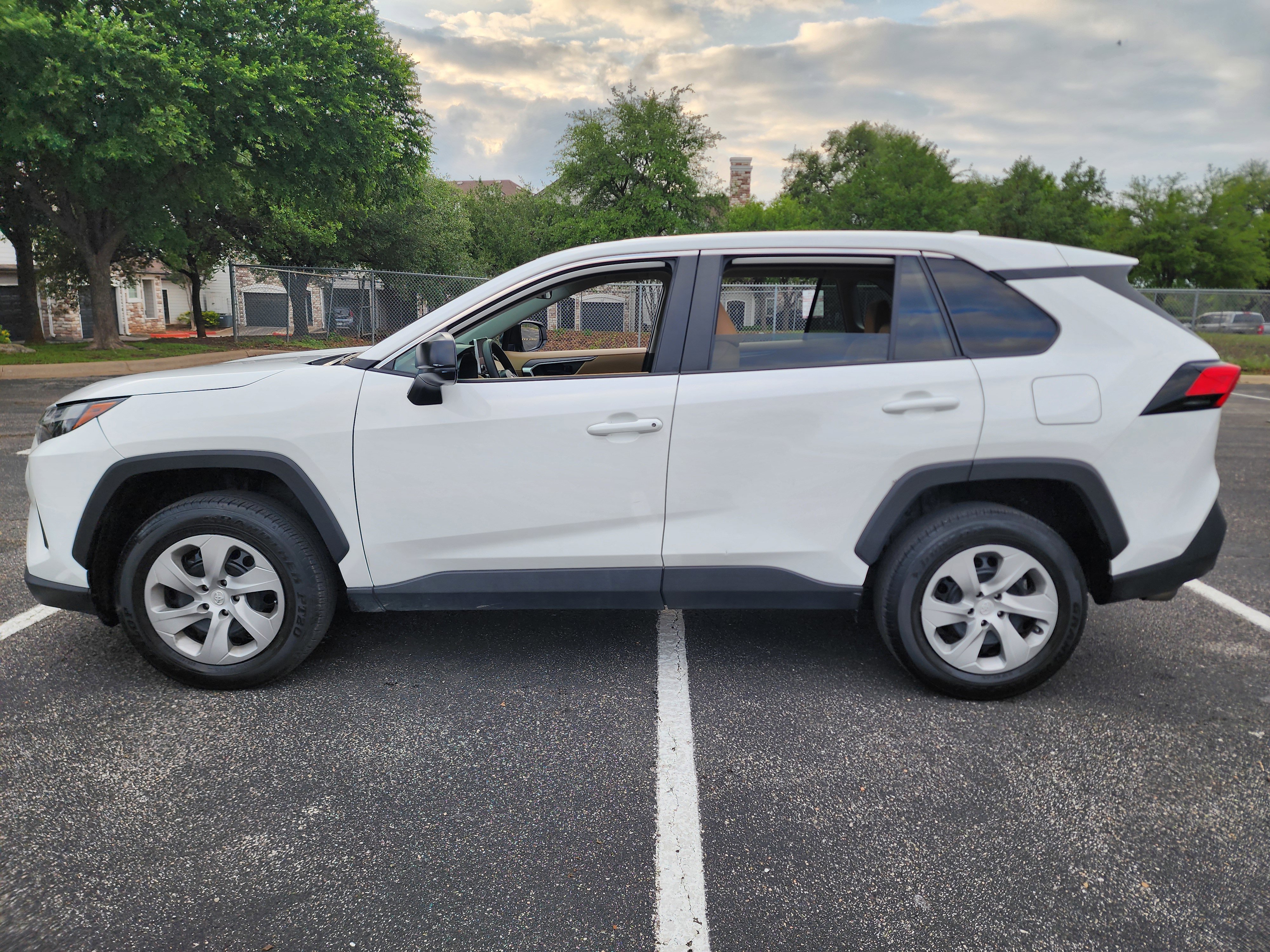 Used 2023 Toyota RAV4 LE AWD/4WD image 4