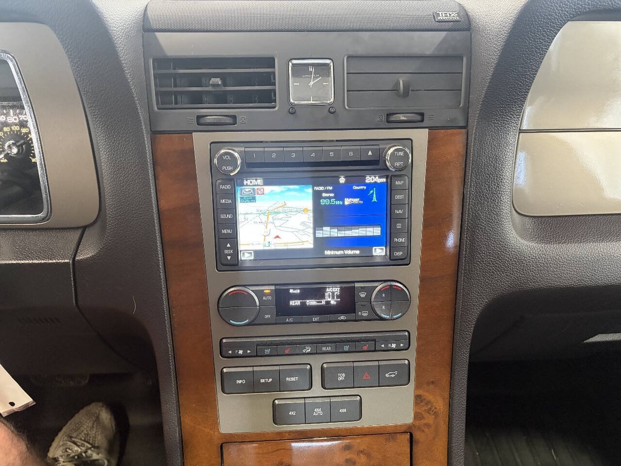 Used 2014 Lincoln Navigator L 4WD image 17