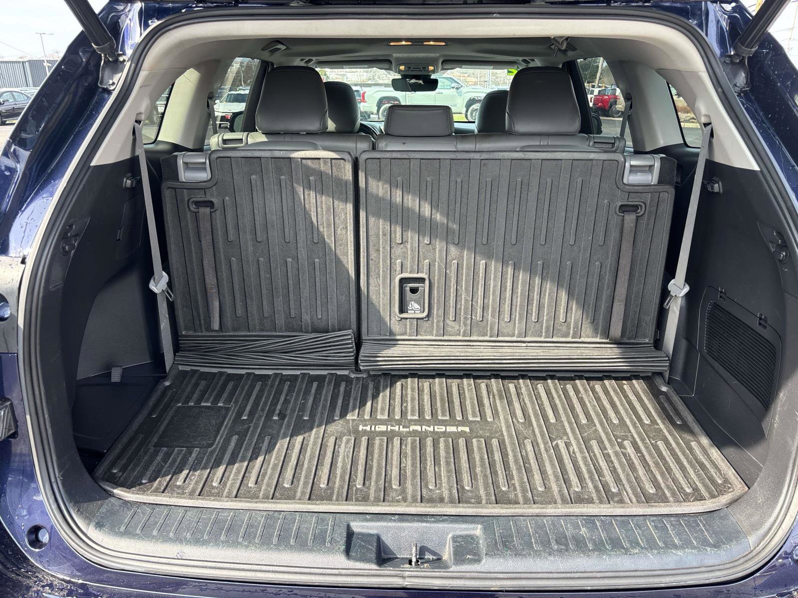 Used 2022 Toyota Highlander XLE AWD/4WD image 14