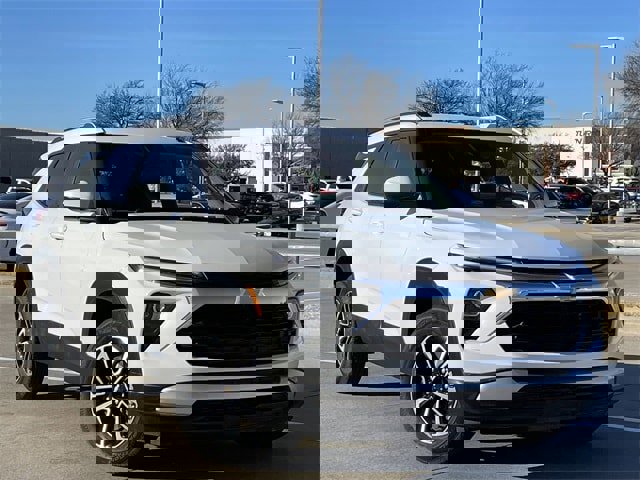 Used 2025 Chevrolet TrailBlazer LT image 2