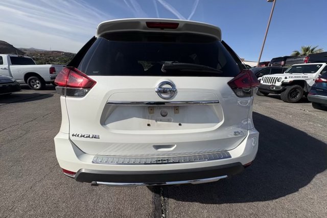 Used 2017 Nissan Rogue SV w/ SV Premium Package image 4