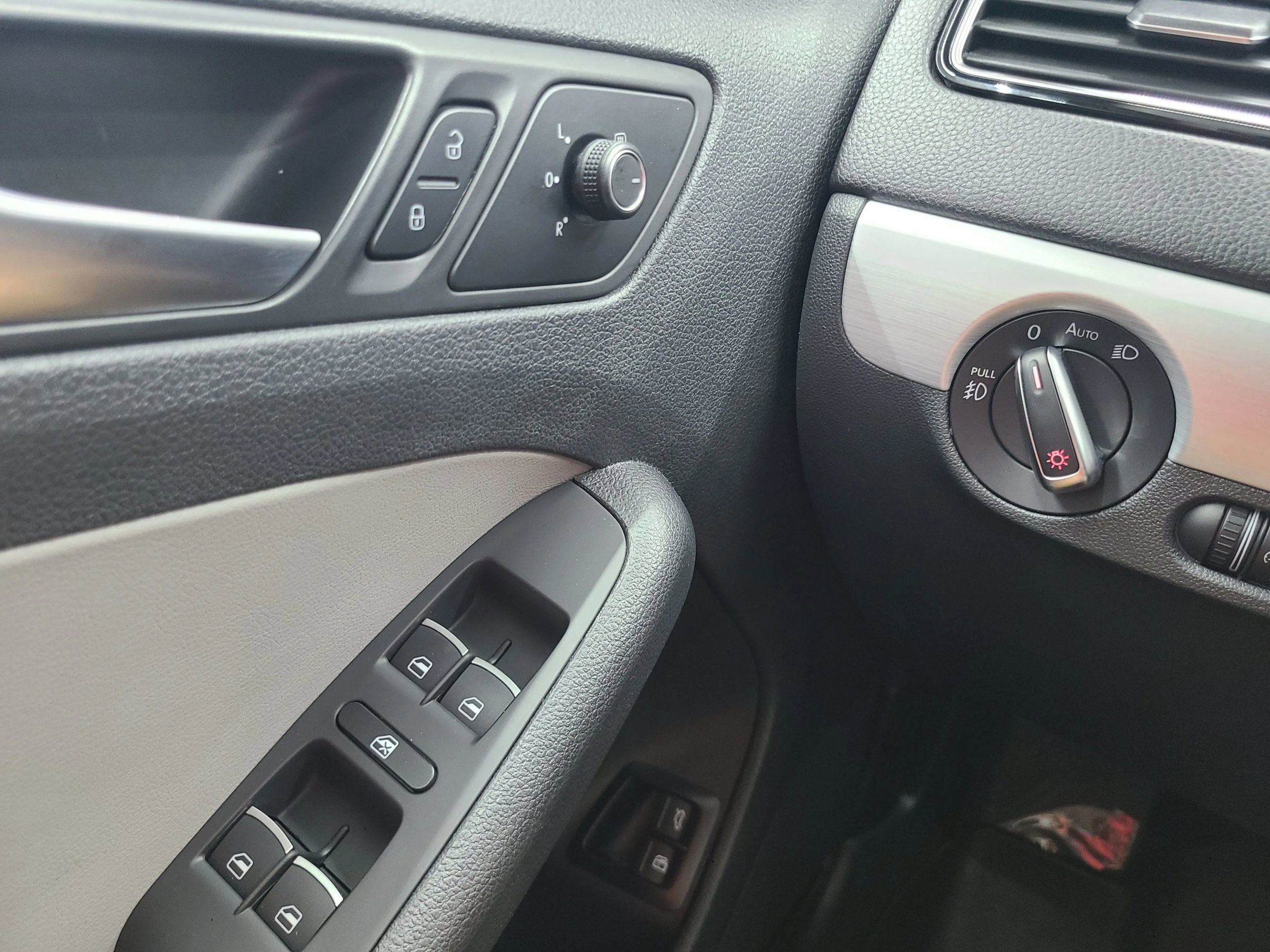 Used 2016 Volkswagen Jetta SEL Premium image 30