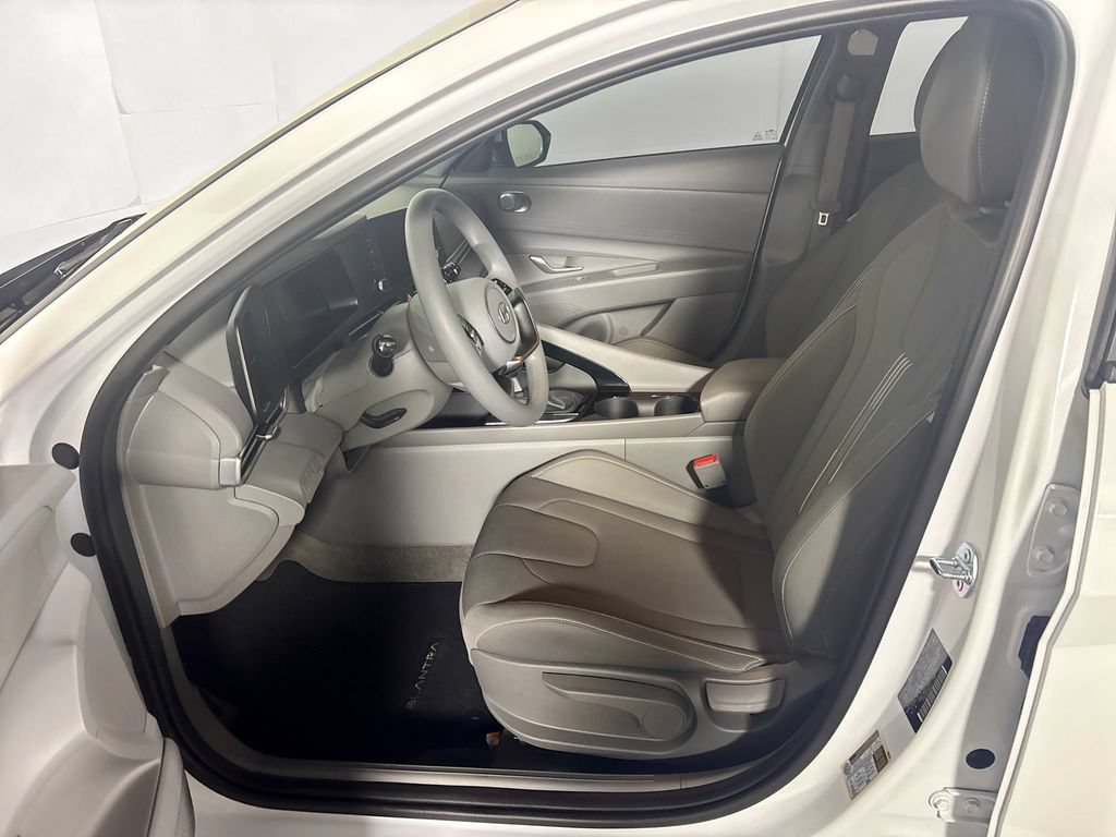 Used 2025 Hyundai Elantra Hybrid FWD image 11
