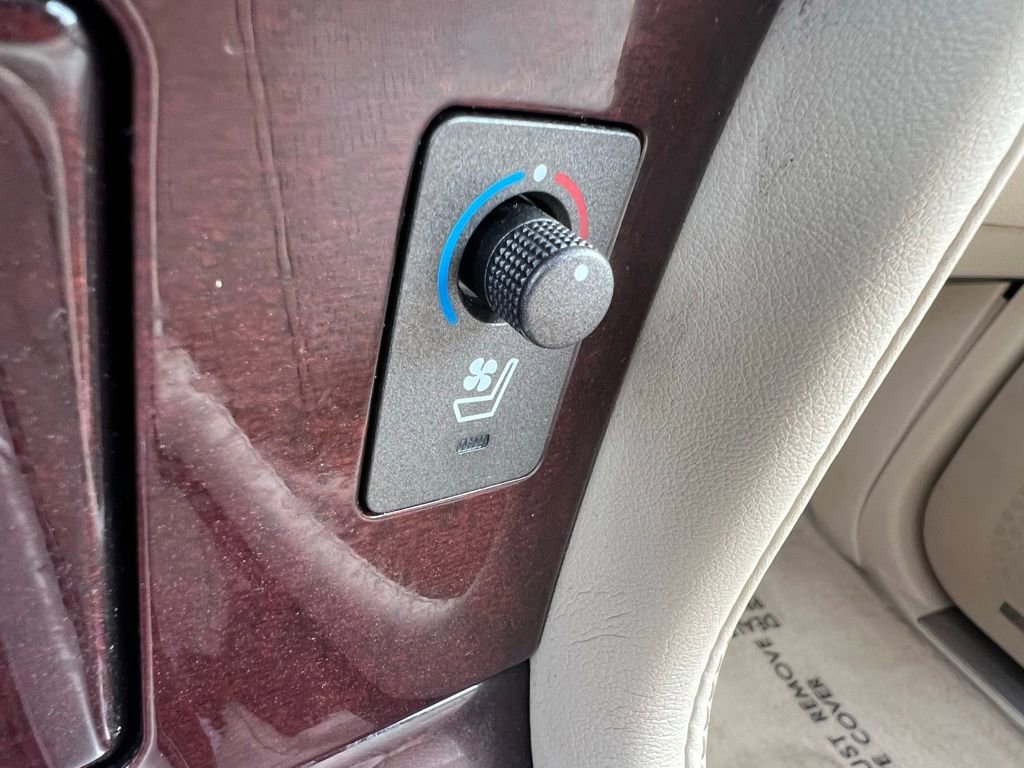 Used 2013 Lexus LX 570 4WD w/ Luxury Pkg image 46