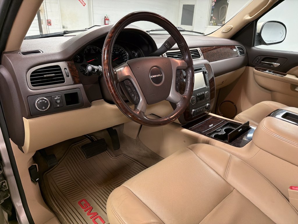 Used 2014 GMC Yukon Denali RWD image 28