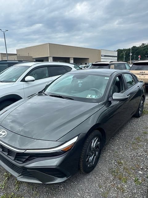 Used 2024 Hyundai Elantra Blue FWD image 3