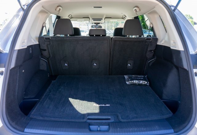 Used 2022 Nissan Rogue SV image 10