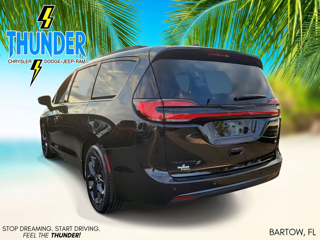Certified 2025 Chrysler Pacifica Limited image 3