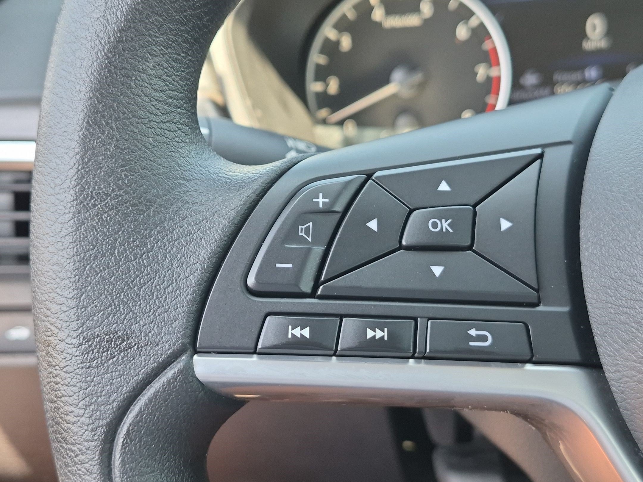 Used 2025 Nissan Altima 2.5 SV FWD image 18