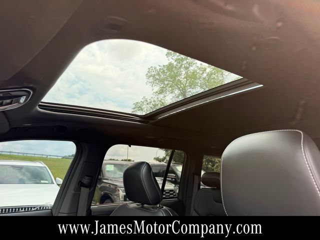 Used 2025 Jeep Grand Cherokee Limited w/ Luxury Tech Group II AWD/4WD image 15
