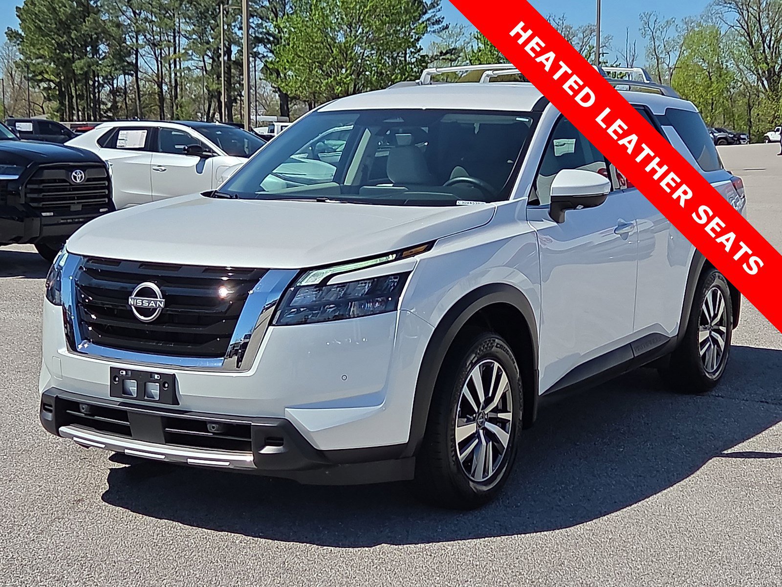 Used 2025 Nissan Pathfinder SL image 2