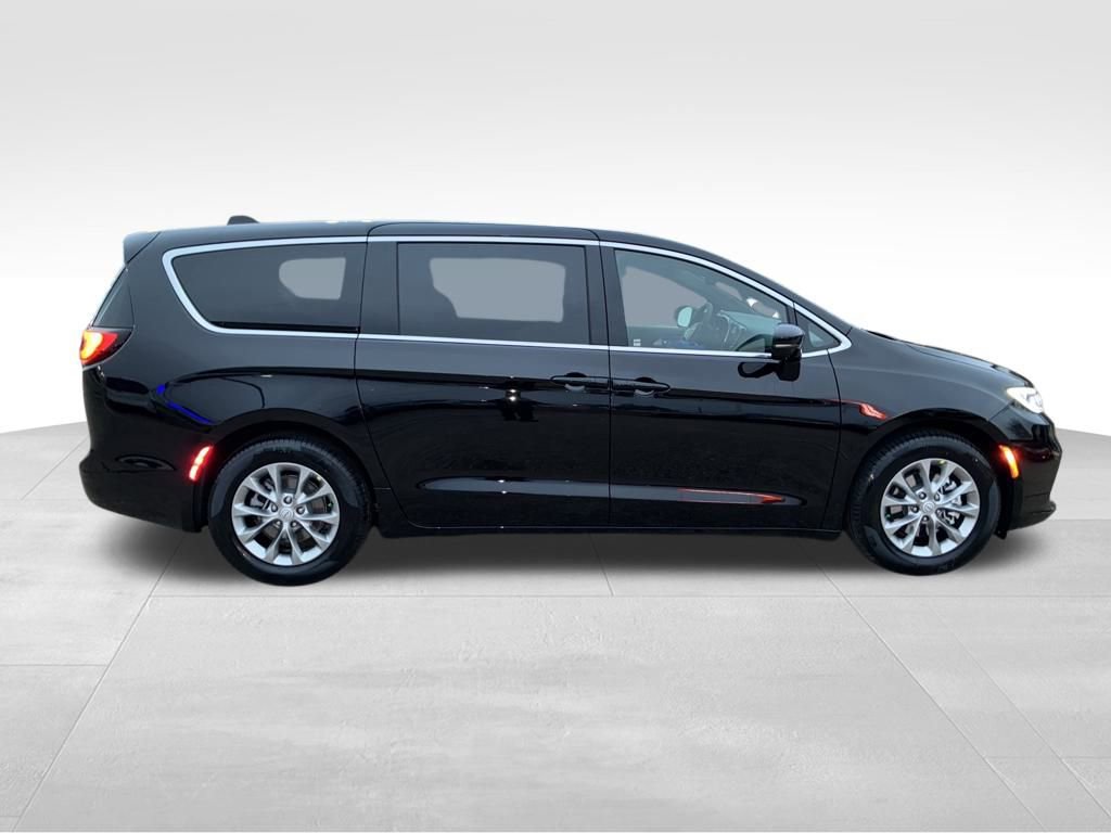 New 2026 Chrysler Pacifica Limited w/ Trailer Tow Group image 7
