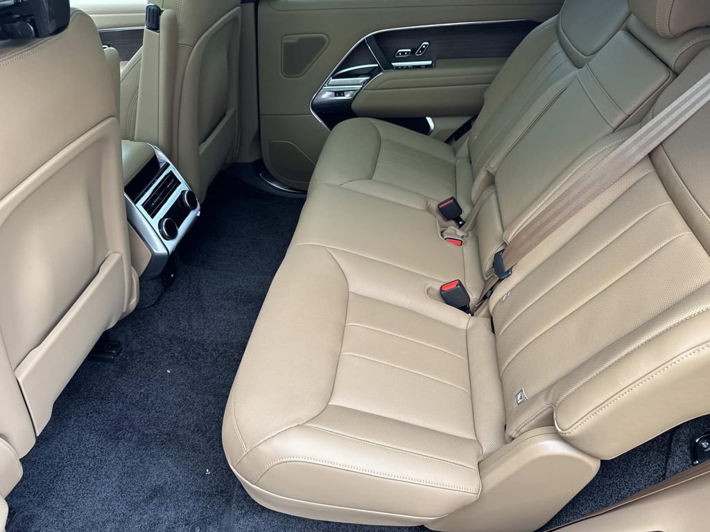New 2026 Land Rover Range Rover Long Wheelbase SE AWD/4WD image 18