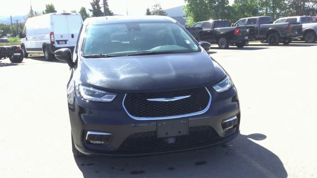 Used 2024 Chrysler Pacifica Select image 3