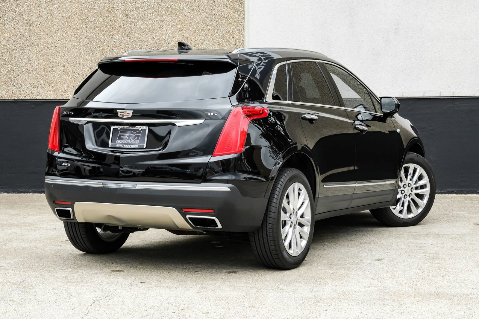 Used 2017 Cadillac XT5 Platinum AWD/4WD image 12