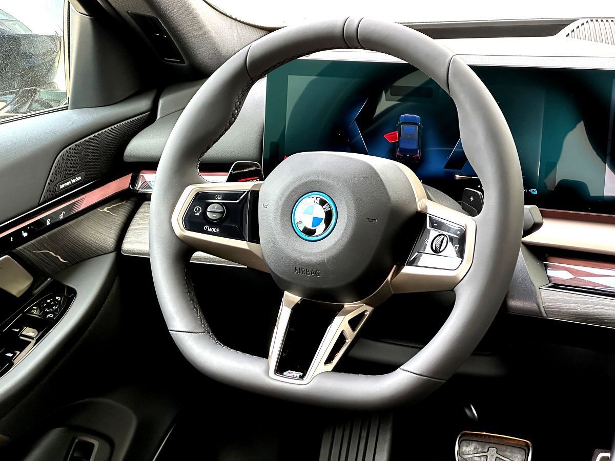 New 2026 BMW 550e xDrive w/ Executive Package AWD/4WD image 23