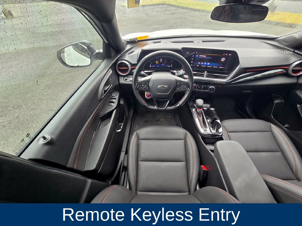 Used 2025 Chevrolet Trax RS w/ Sunroof Package FWD image 12