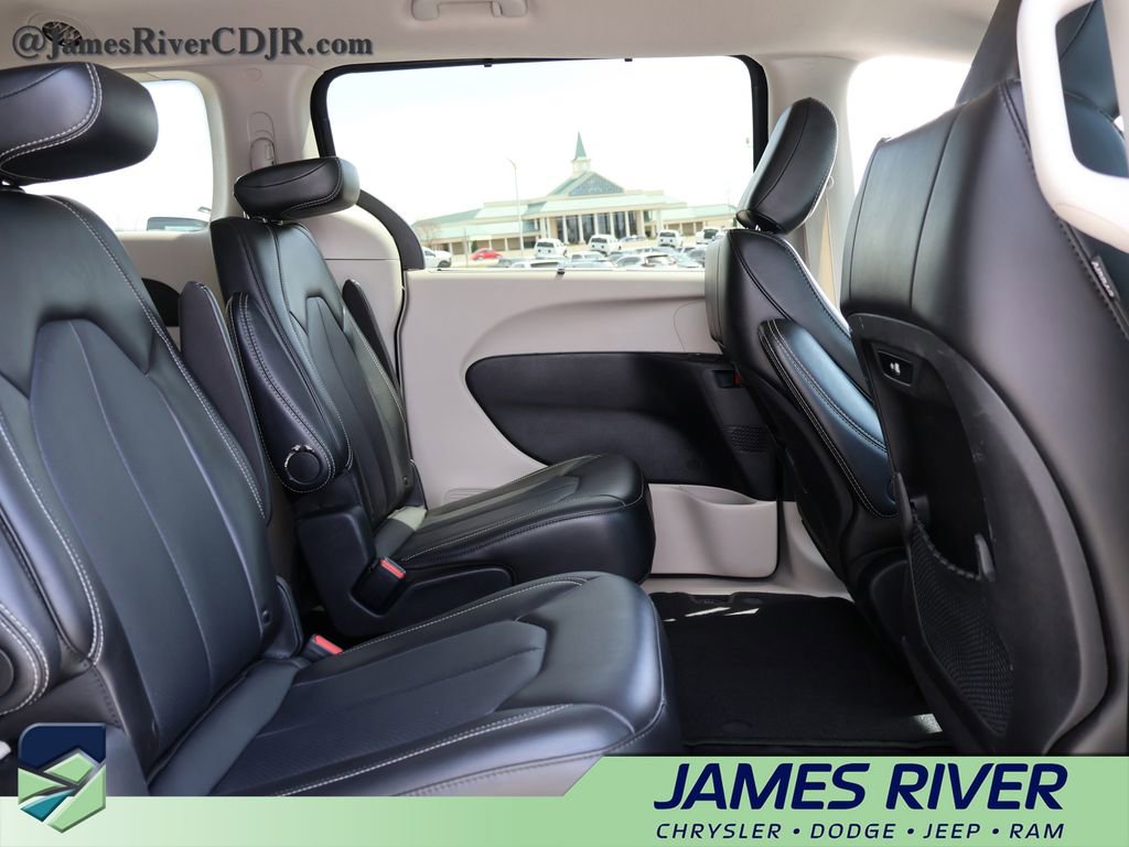 Used 2024 Chrysler Pacifica Touring-L image 11