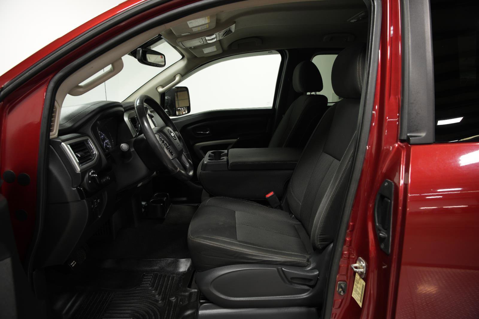 Used 2017 Nissan Titan SV image 23