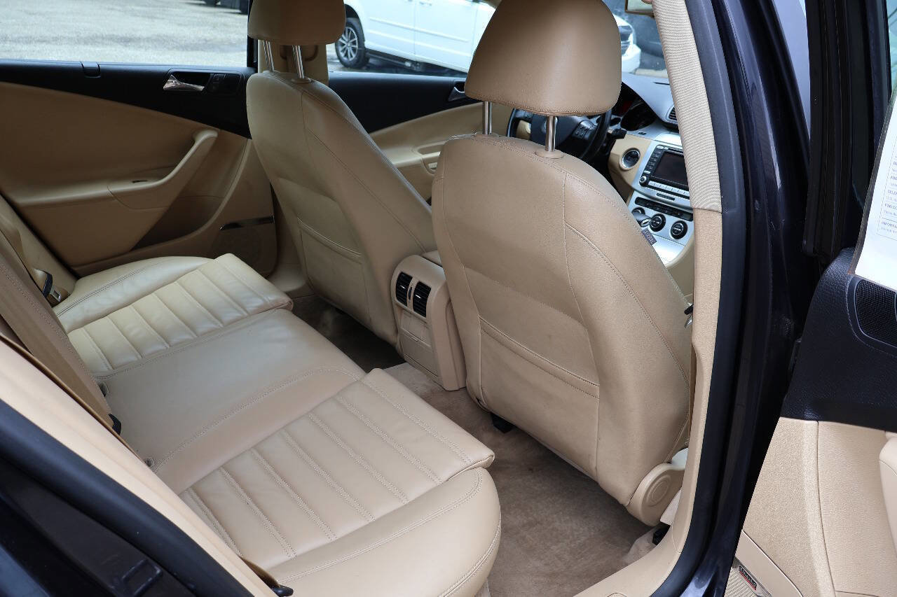 Used 2008 Volkswagen Passat VR6 FWD image 26