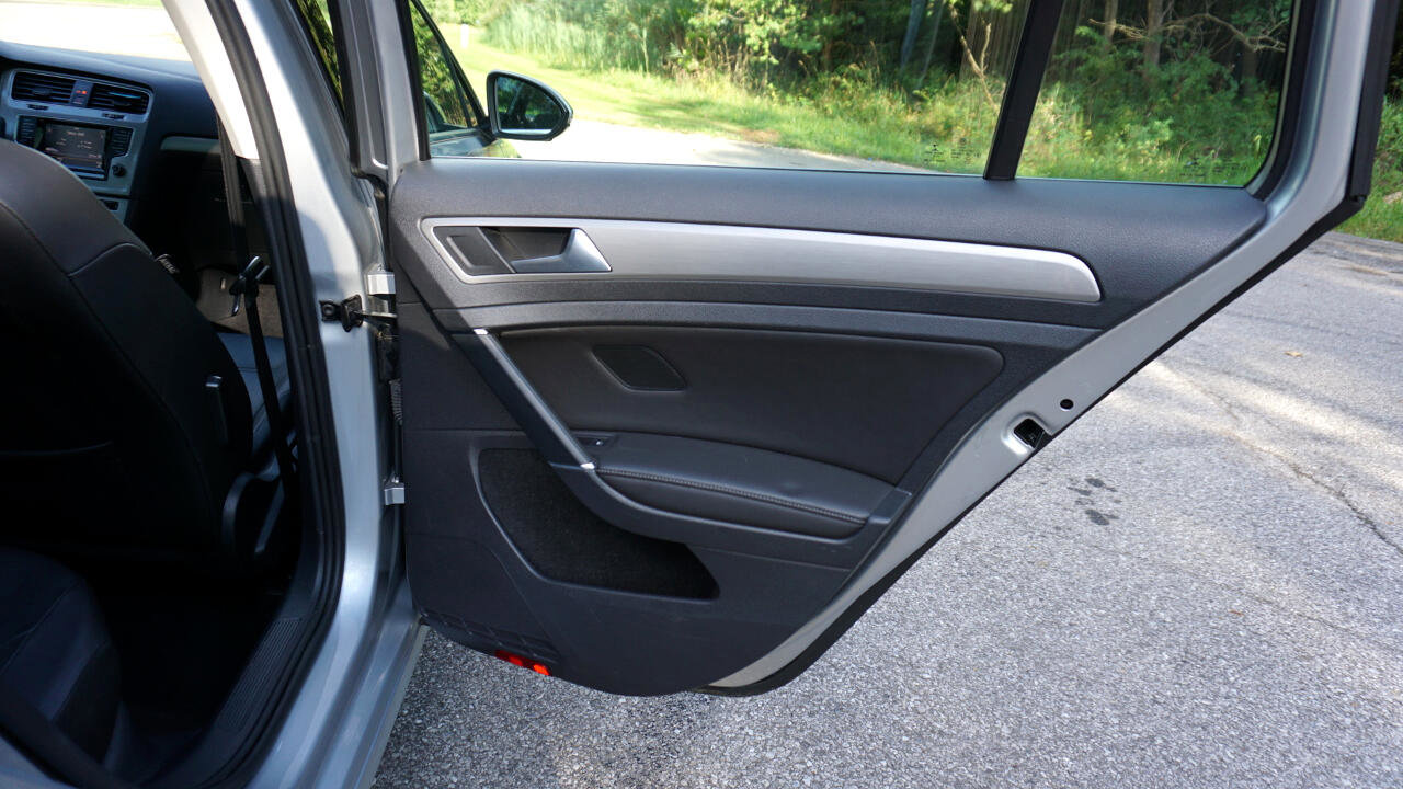 Used 2015 Volkswagen Golf S image 26