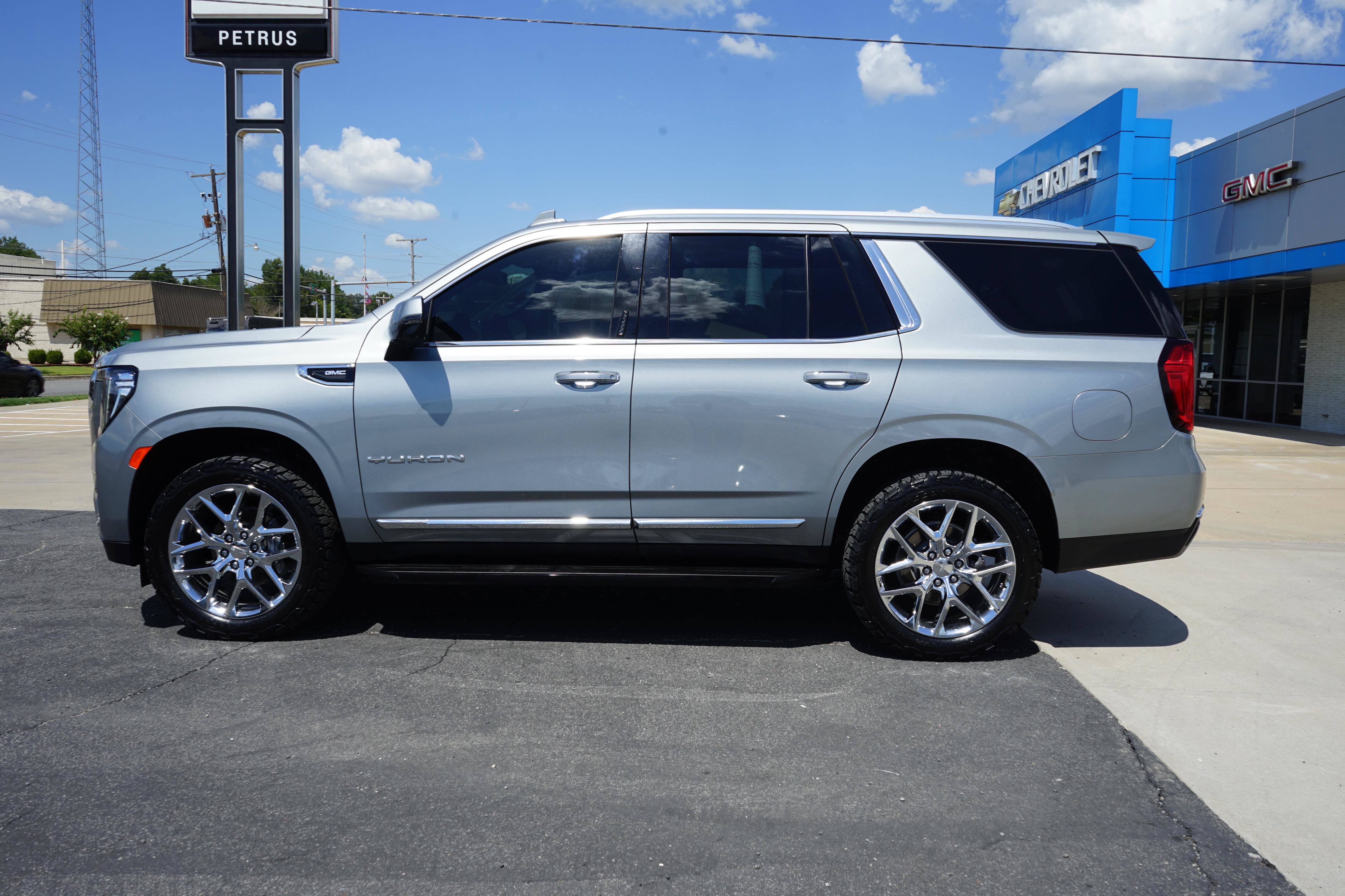 Used 2024 GMC Yukon SLT w/ SLT Luxury Package AWD/4WD image 2
