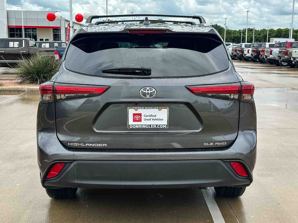Used 2023 Toyota Highlander XLE AWD/4WD image 4