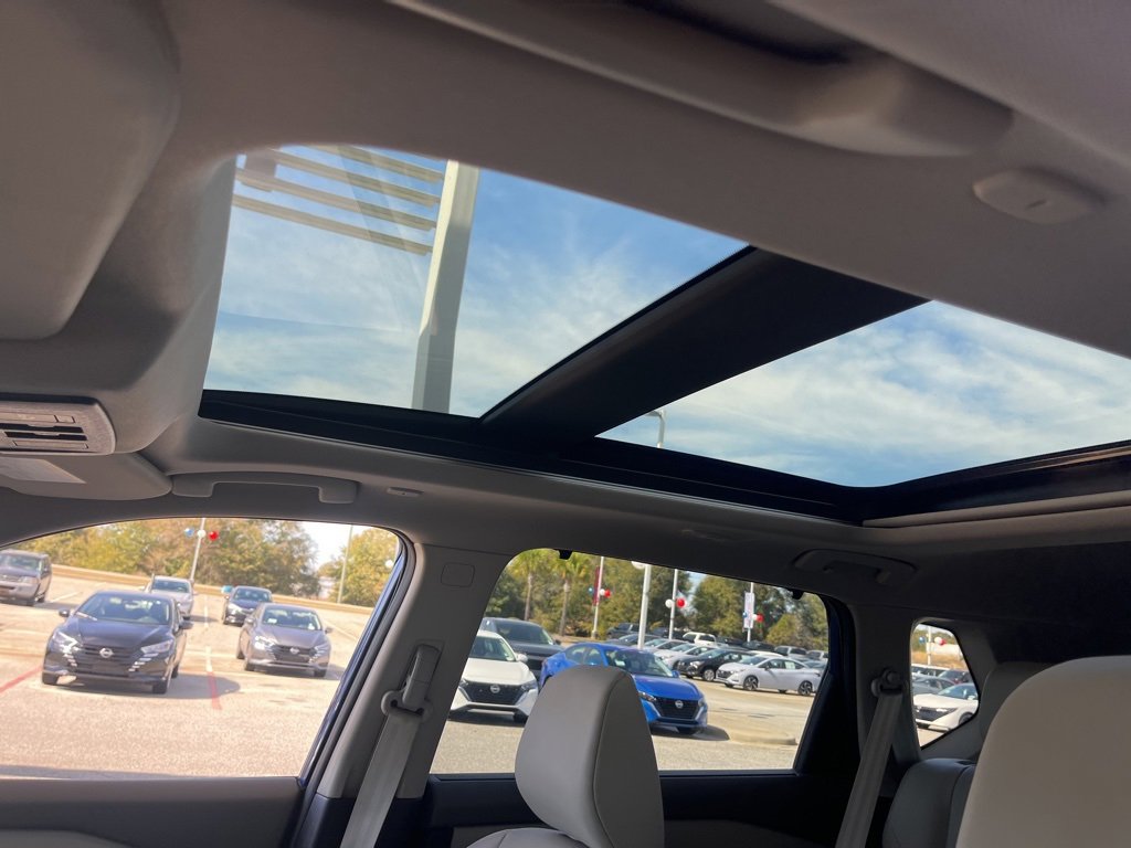 Used 2022 Nissan Rogue SV w/ SV Premium Package image 11