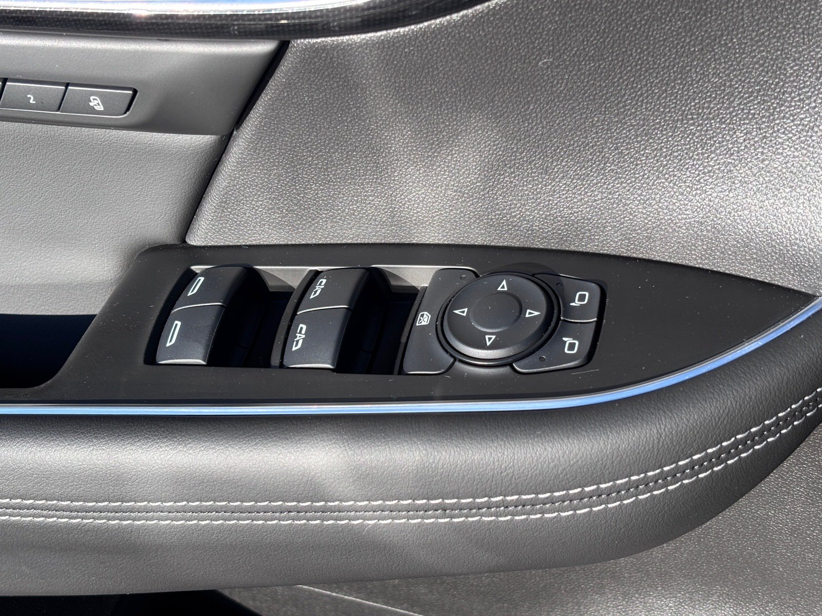 Used 2021 Buick Envision Essence w/ Technology Package I AWD/4WD image 18