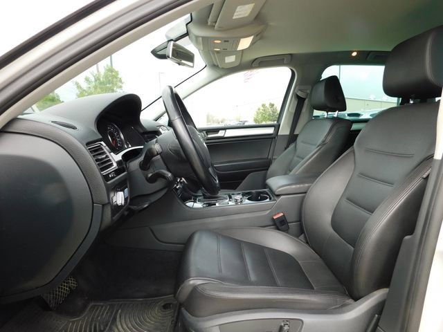 Used 2014 Volkswagen Touareg Sport image 11