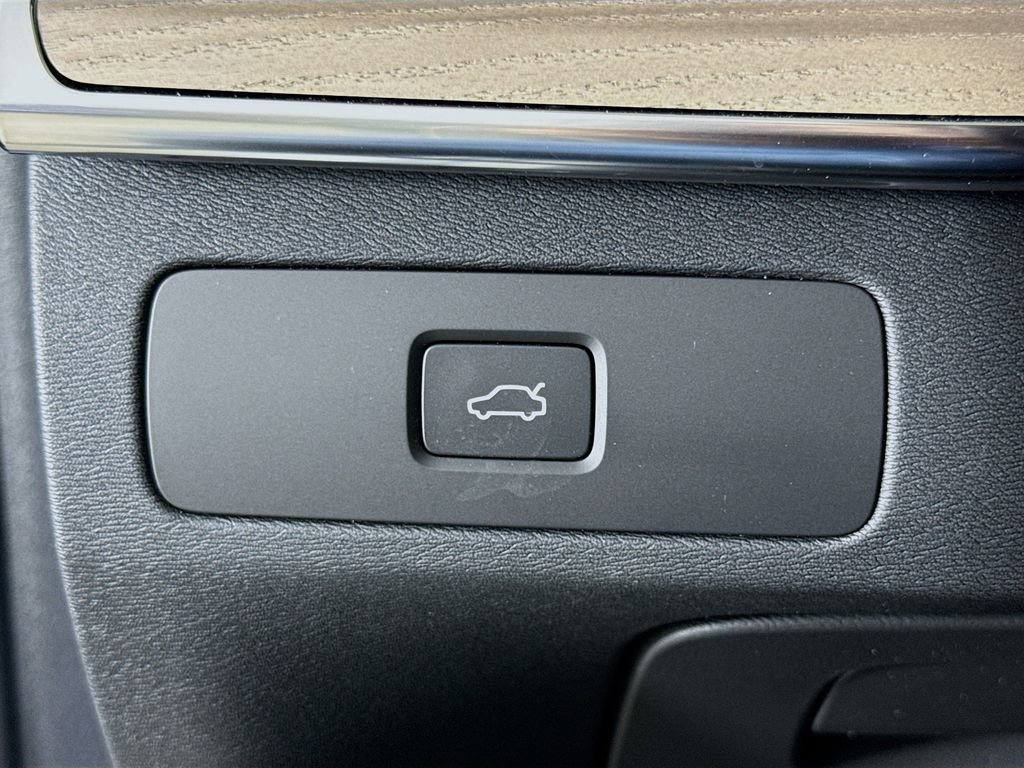 New 2026 Volvo XC90 B5 Core w/ Protection Package Premier image 10